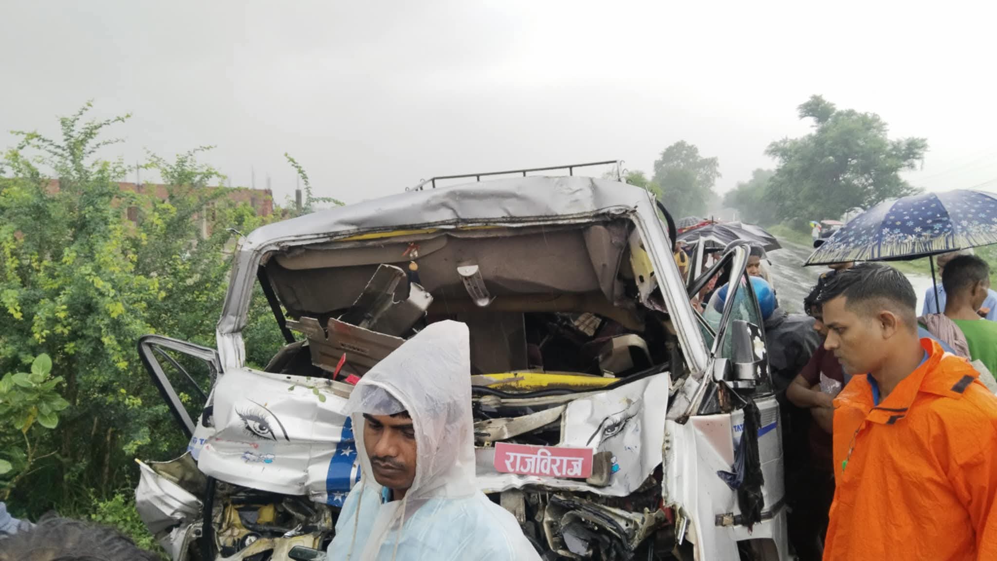 सुनसरीमा बस र माइक्रोबस ठोक्किँदा २ को मृत्यु, १८ घाइते